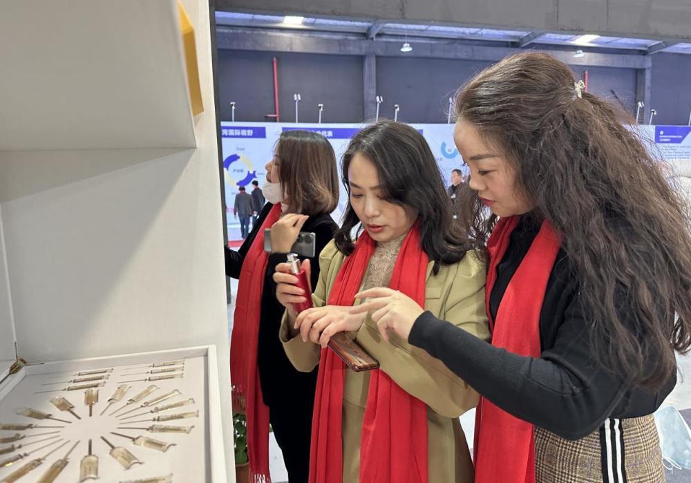 华南地区最具特色化妆品生态基地落户肇庆高新区_腾讯新闻_6351a6ff.jpg